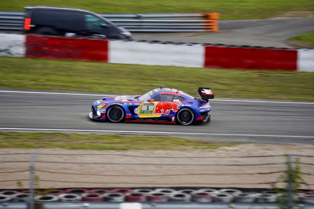 Mercedes-AMG GT3 von Verstappen Racing in der Müllenbachschleife